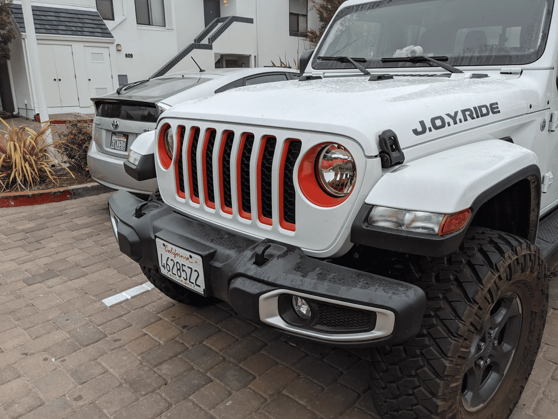 Jeep Gladiator White JT accent color... 1601922022309