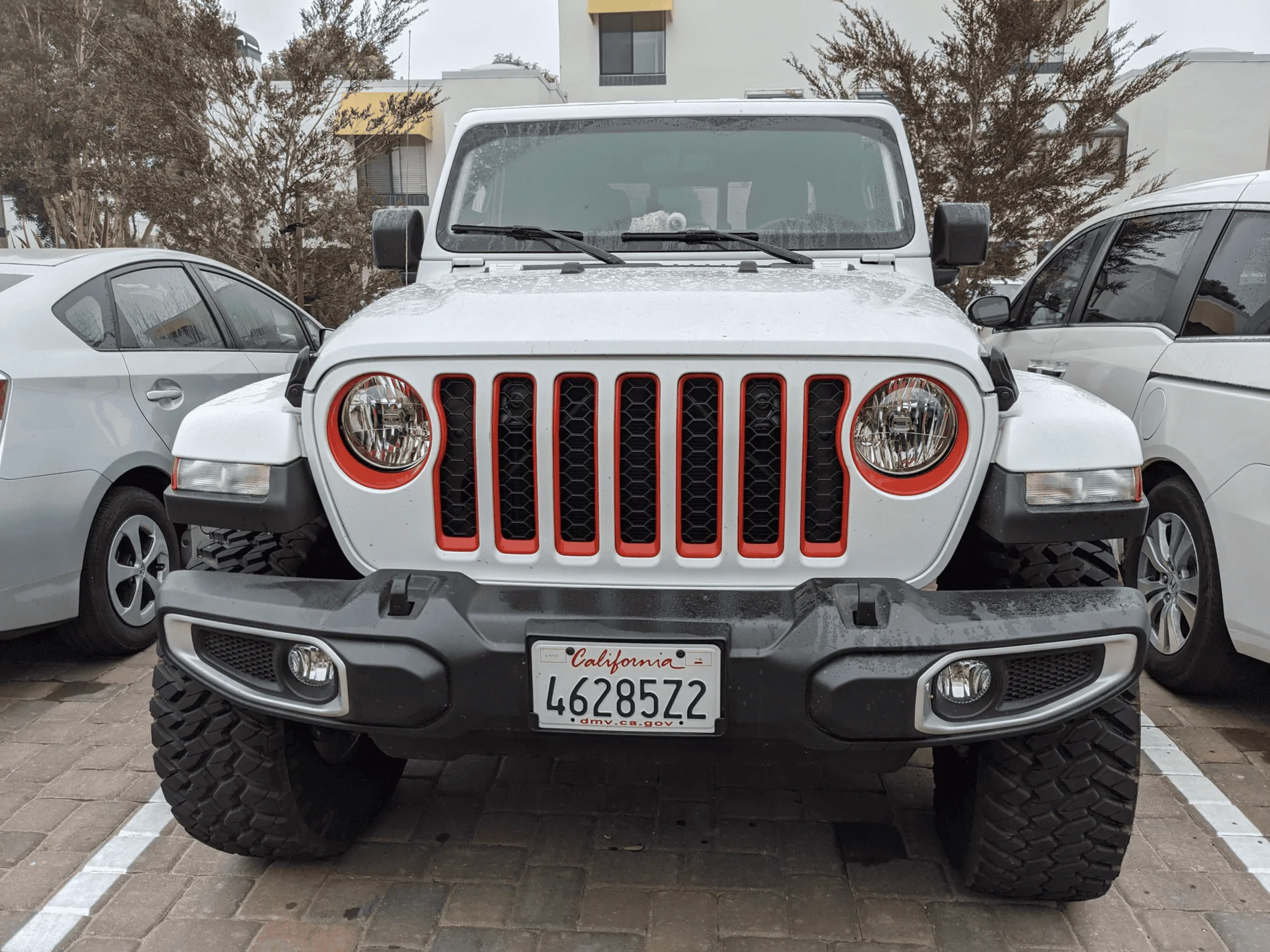 Jeep Gladiator White JT accent color... 1601922075188