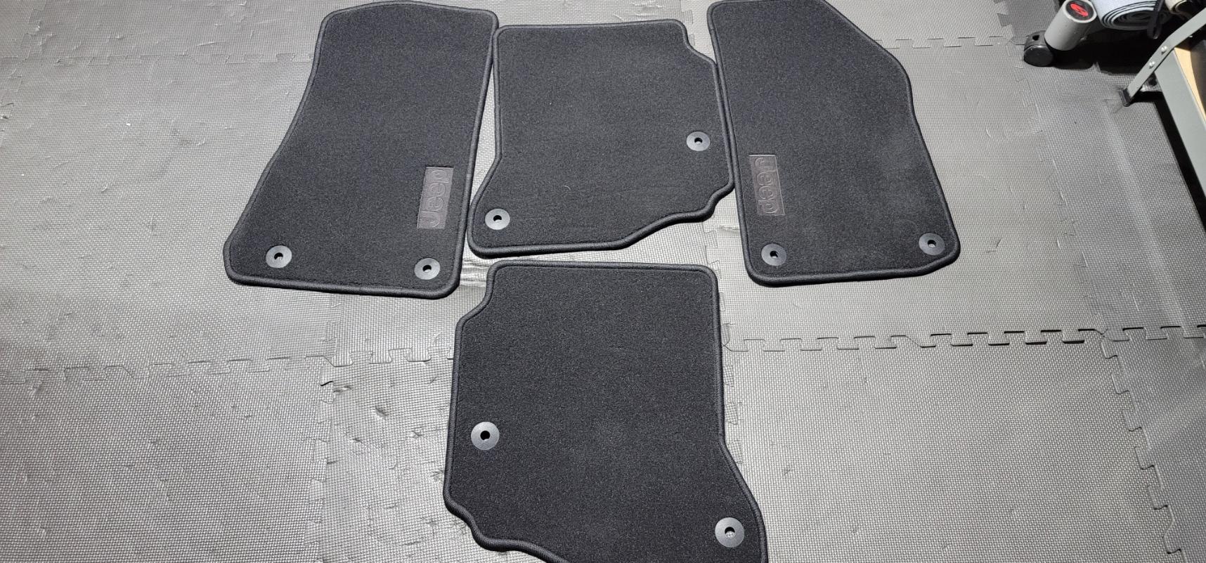 Jeep Gladiator Carpet Floor Mats OEM 66DED09A-9774-46EC-B6B3-FE33671C97DE