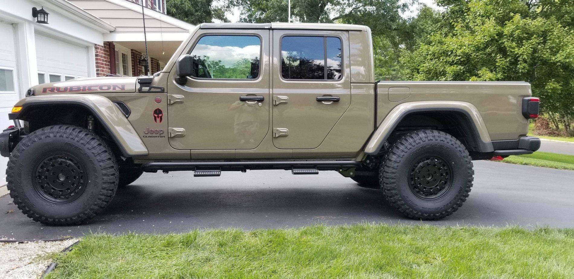Jeep Gladiator Wife needs steps on Rubi 1601981635315