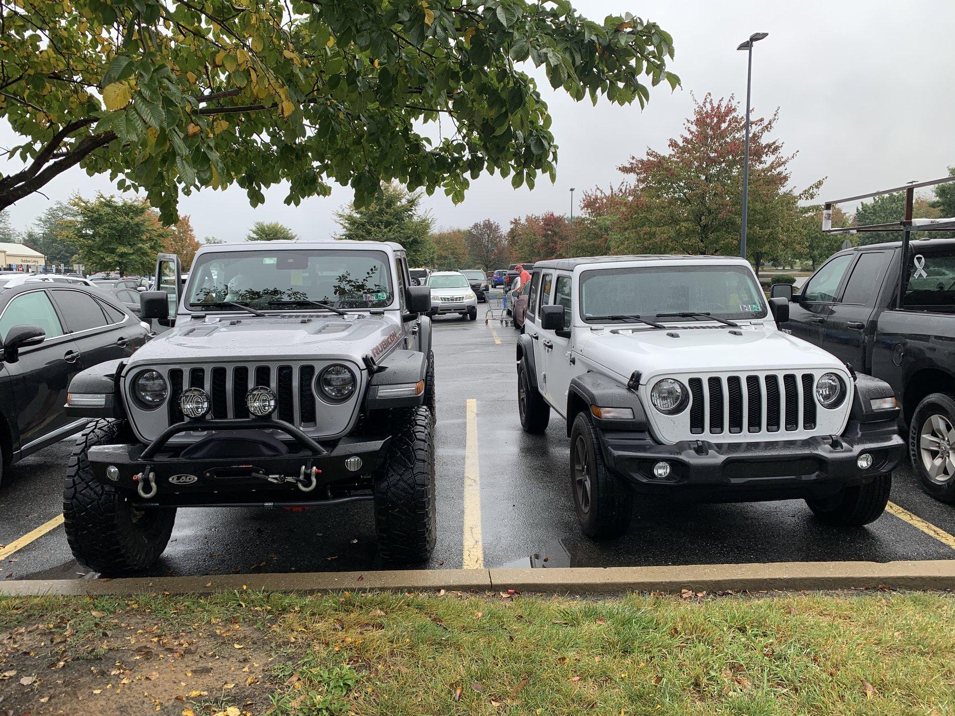 Jeep Gladiator Jeeps Parking Next To Jeeps 15D96163-E8F2-43AC-B991-977302A6F9CA