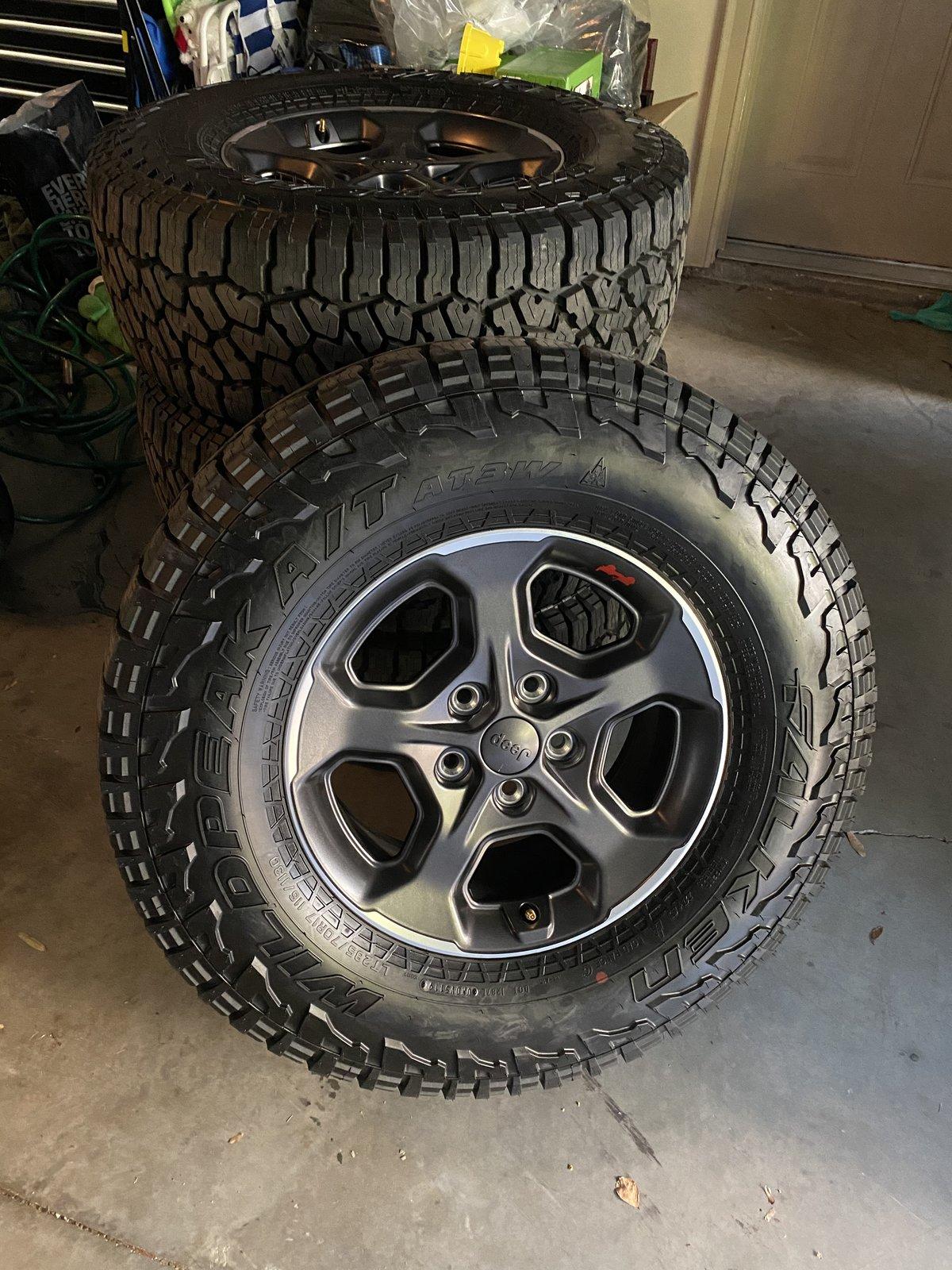 Jeep Gladiator Factory Rubicon wheels and tires. LIKE NEW! 068920B8-0B10-4708-B208-1A2C2688A4E2