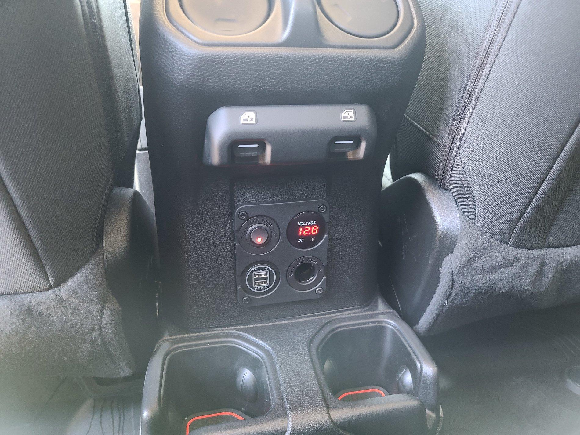 Jeep Gladiator Plug and USB ports in rear... 20200828_150539