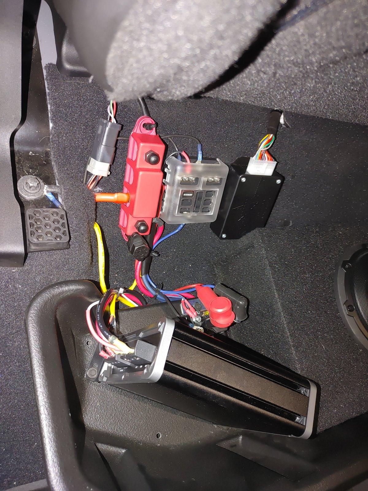 Jeep Gladiator Plug and USB ports in rear... 0715202002_HDR