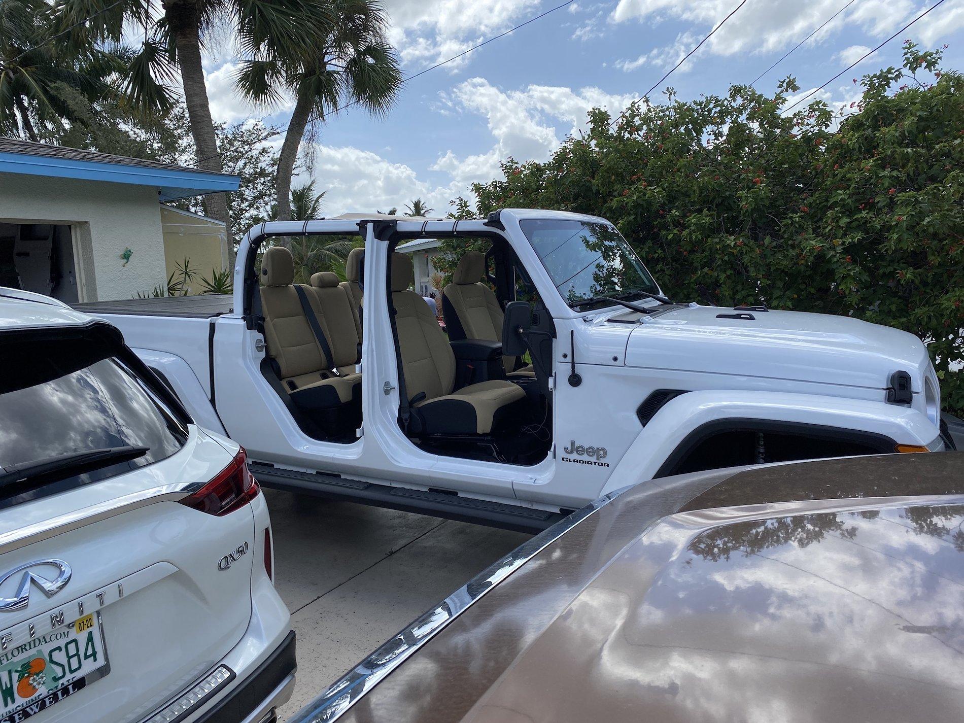 Jeep Gladiator BRIGHT WHITE Gladiator JT Club AAE9D0F9-904C-4F39-AA91-85A270014BA7