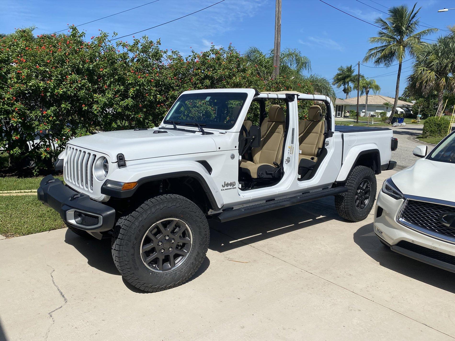 Jeep Gladiator BRIGHT WHITE Gladiator JT Club E946BEA7-6381-4F18-A8EF-38DEBF9C7F9A