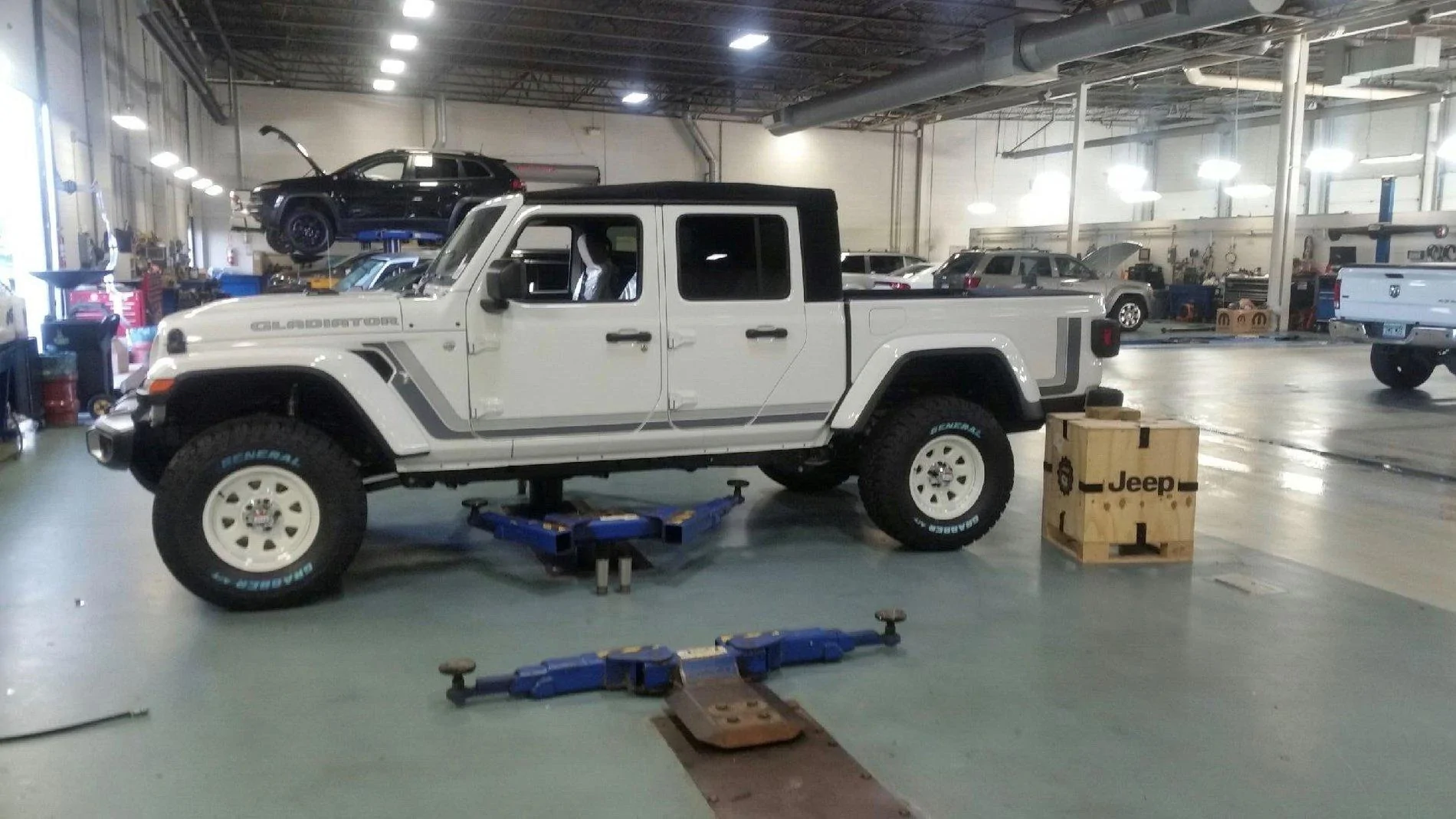 Jeep Gladiator BRIGHT WHITE Gladiator JT Club LIft and tires