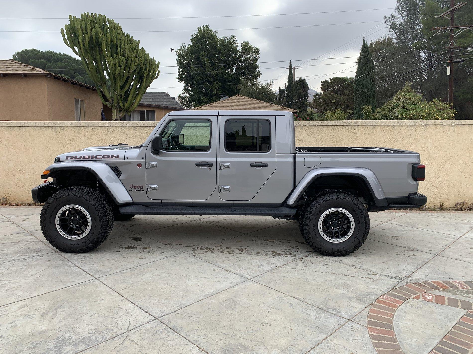 Jeep Gladiator Overland Side Steps C1E762D0-A4CF-4A9E-9C5B-4358654A6200