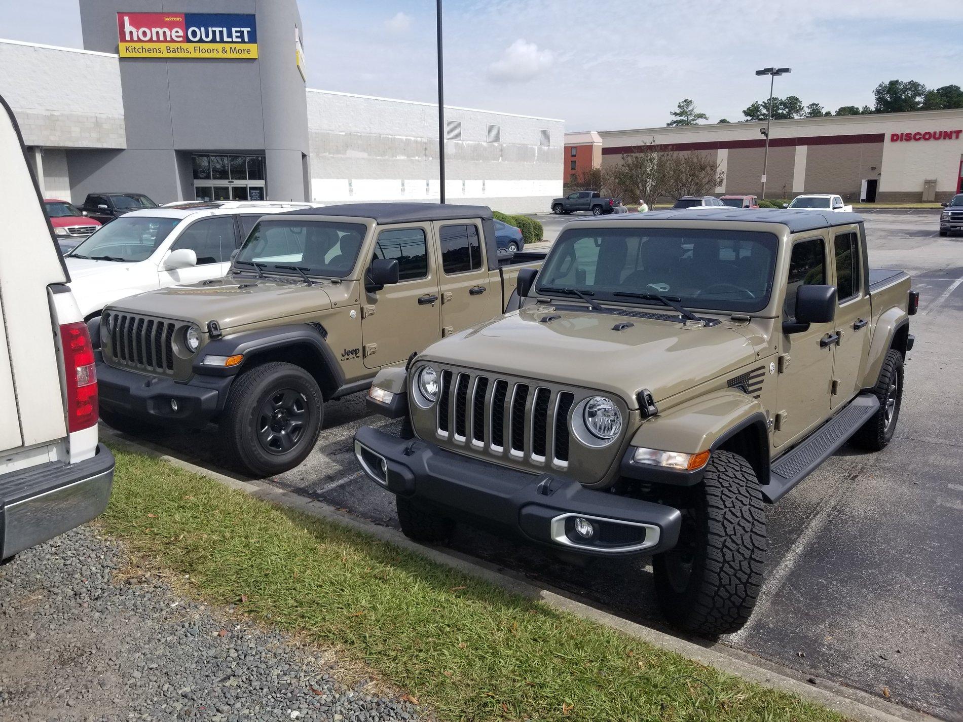 Jeep Gladiator Jeeps Parking Next To Jeeps 20201010_111735