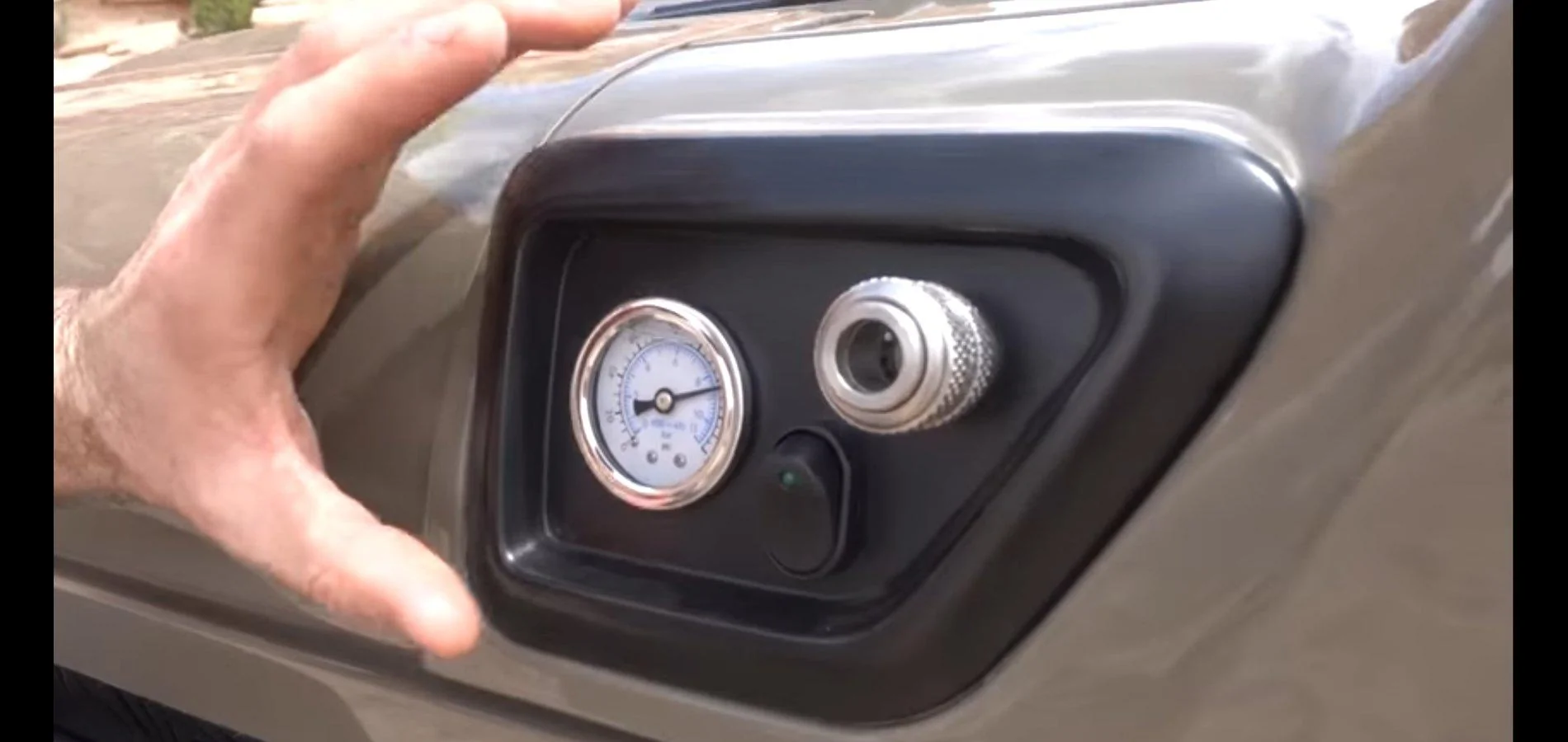 Jeep Gladiator Onboard air pump quick connect Screenshot_20201011-192027_YouTu