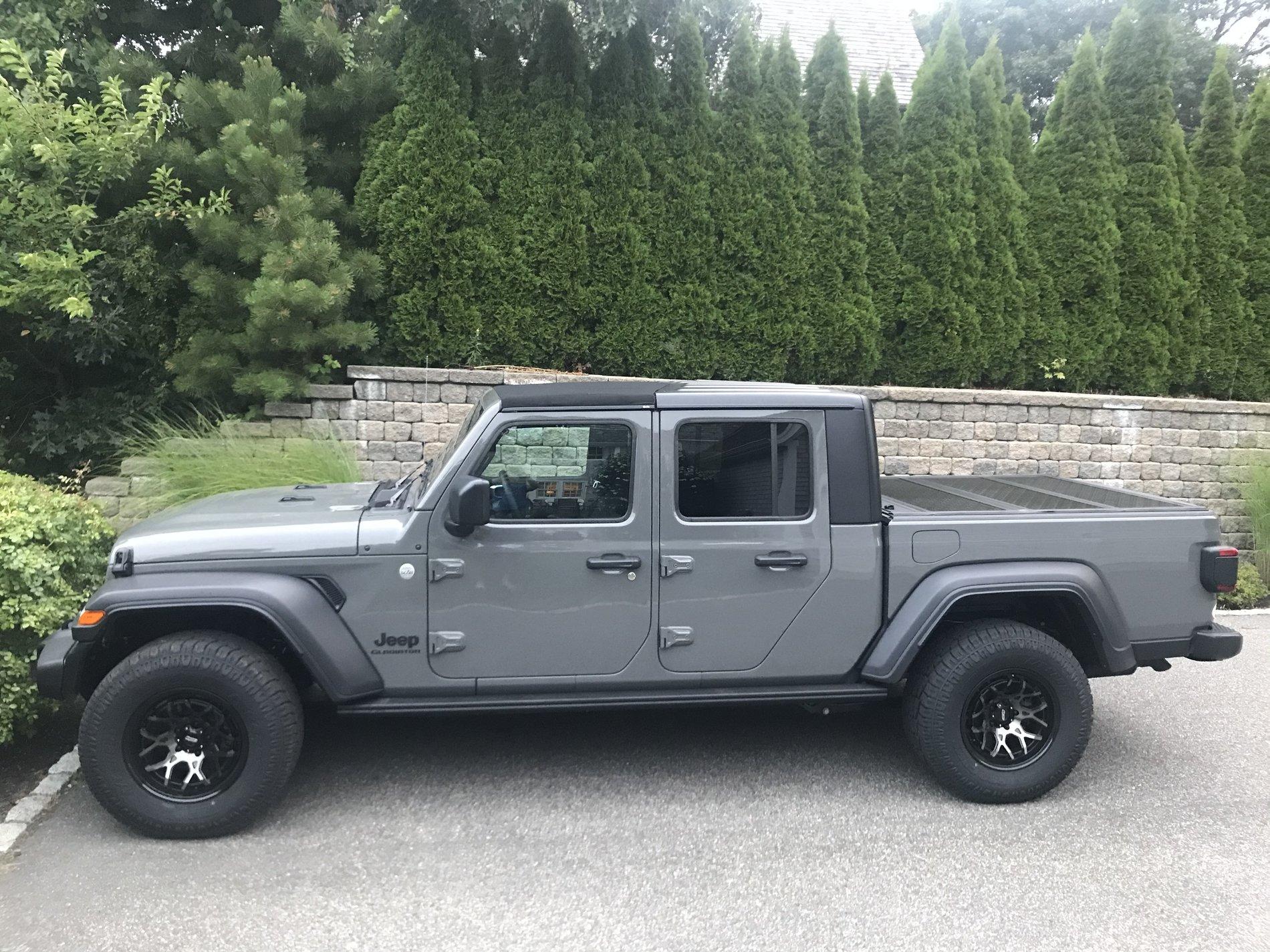 Jeep Gladiator Sting-Gray owner... show me your gray wheels IMG_8941