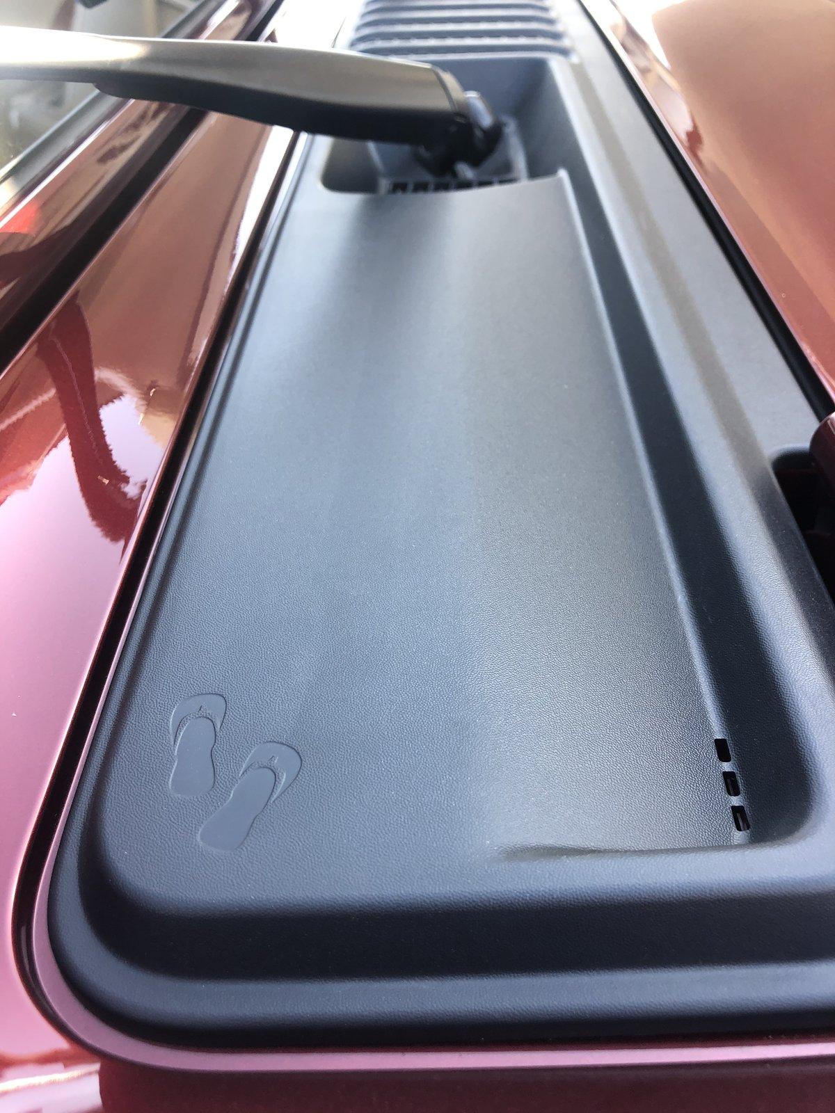 Jeep Gladiator Markings on cowl and bed cap DEEE5177-1287-493D-83D6-04652208D07B