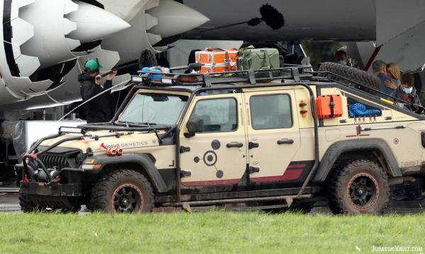 Jeep Gladiator Jeep Gladiator spotted on set of Jurassic World 3 Dominion movie jurassic-park-jeep-gladiator-jt-