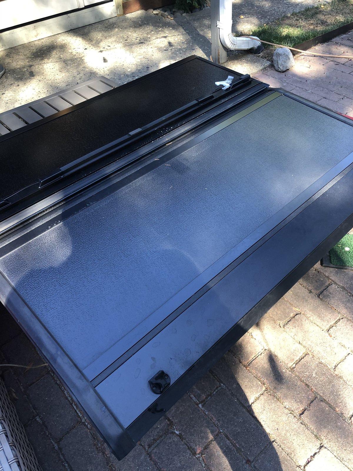 Jeep Gladiator Mopar hard tri fold tonneau E2E6C59E-C3B1-45F5-BFF9-3322E010C9A3