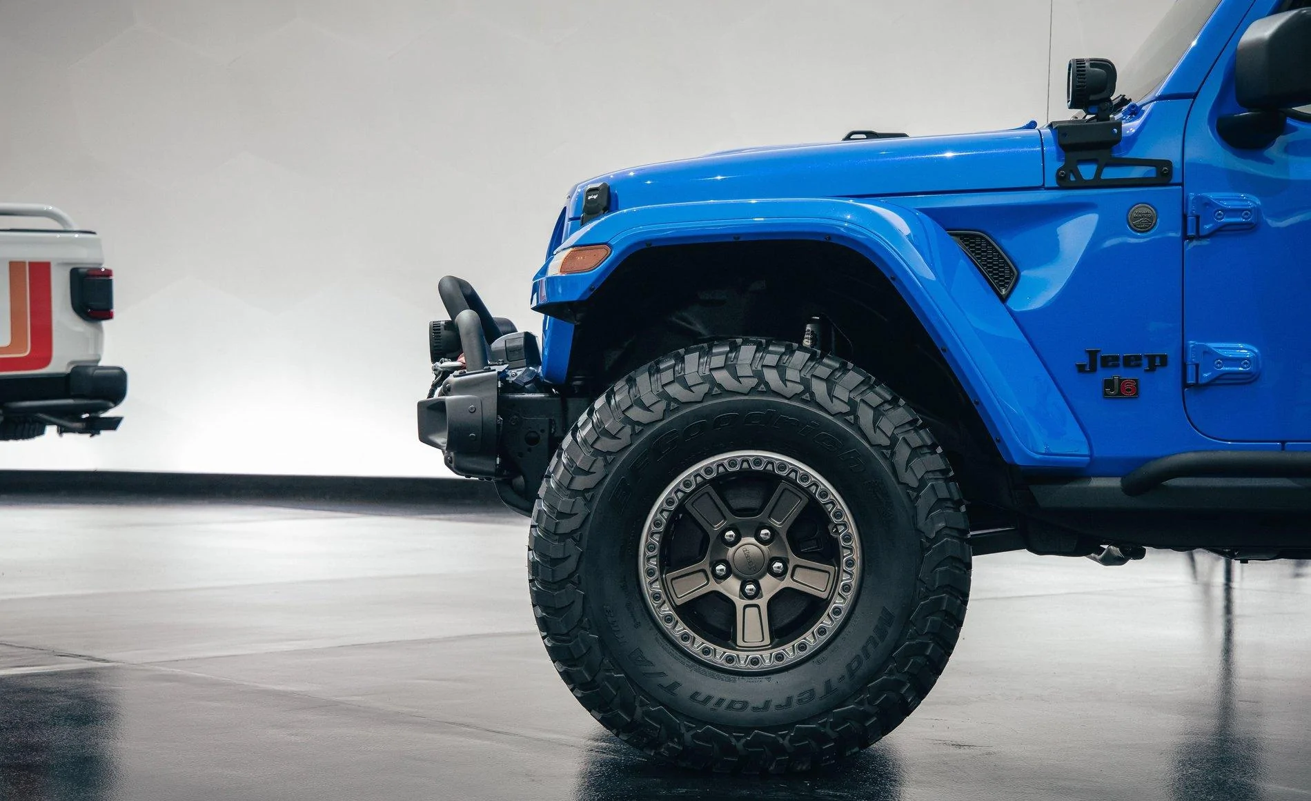 Jeep Gladiator Jeep J6 Concept 2-Door Pickup Revealed jeep-j6-concept-gladiator-7-jpg