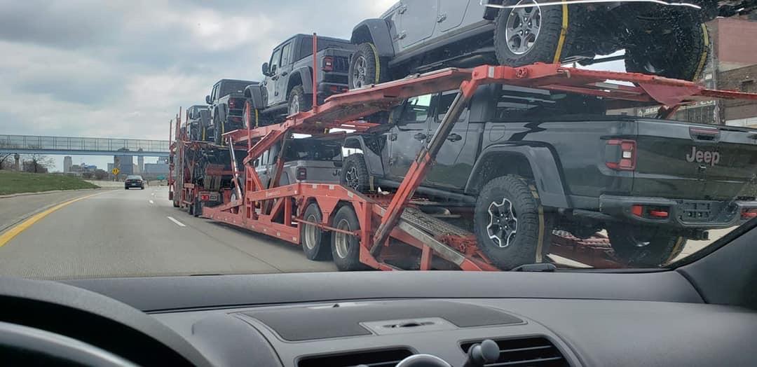 Jeep Gladiator Gladiators heading to dealers spotted on transport carrier? D19F37A4-4900-4C4B-8499-B282C4E2816B