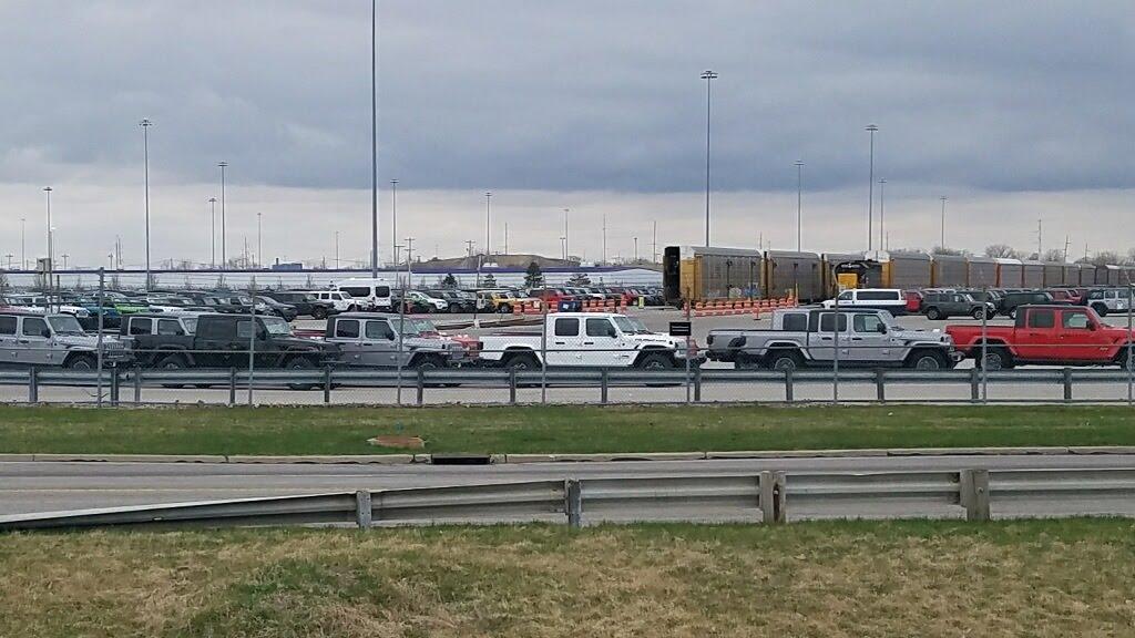 Jeep Gladiator Spotted: JT Gladiators lined up in Toledo yard! toldedo04102019