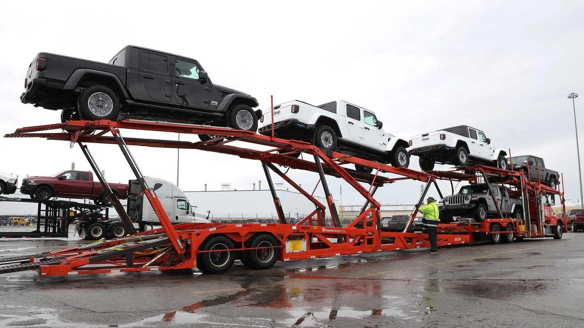 Jeep Gladiator Spotted: JT Gladiators lined up in Toledo yard! 2E49A84A-26F9-4154-8065-E4B20BDBD3FD