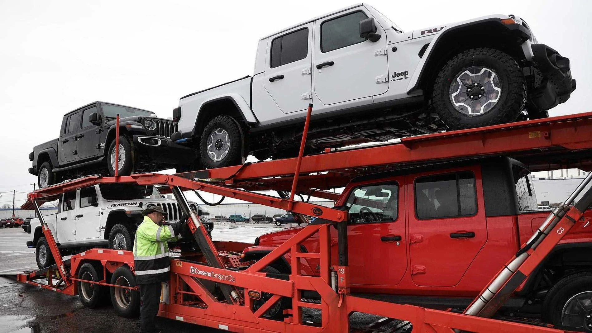 Jeep Gladiator Spotted: JT Gladiators lined up in Toledo yard! 52FCD570-23E8-4F6C-8822-5E29A39A74C7
