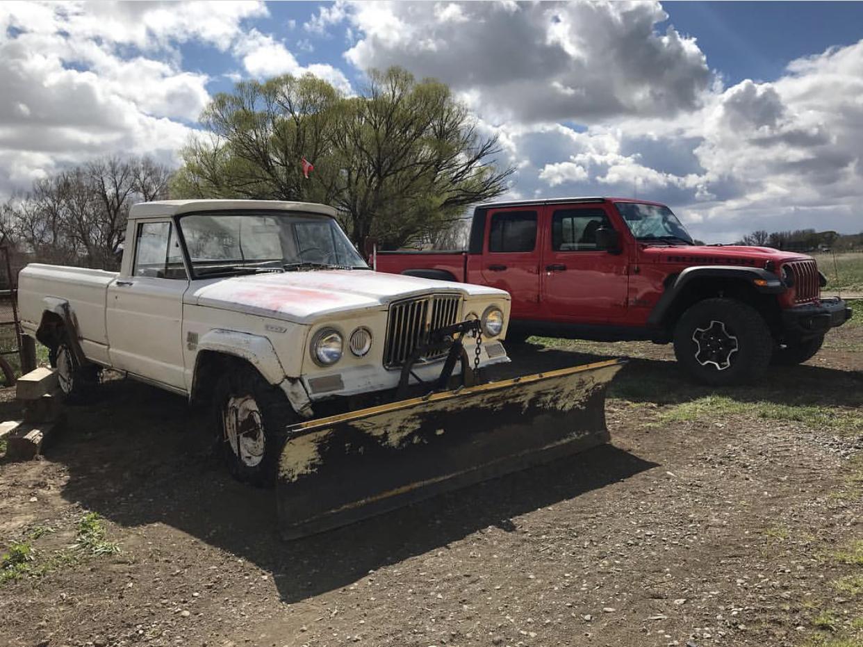 Jeep Gladiator FIRECRACKER RED Gladiator JT Club 1D6B7522-6B8B-4C09-8748-68CF441F77CB