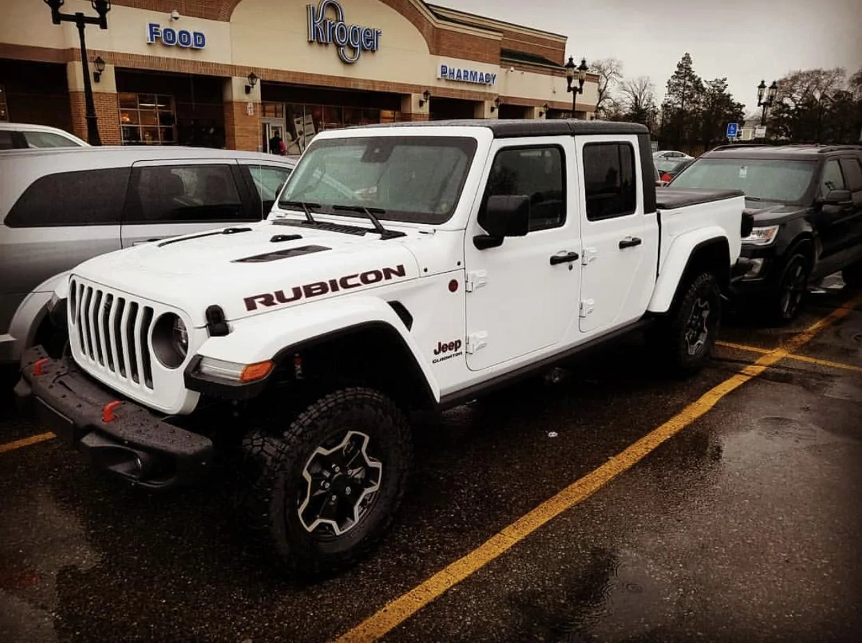 Jeep Gladiator BRIGHT WHITE Gladiator JT Club 9638B84A-CE3B-4C44-A78F-3B28292A5CDE