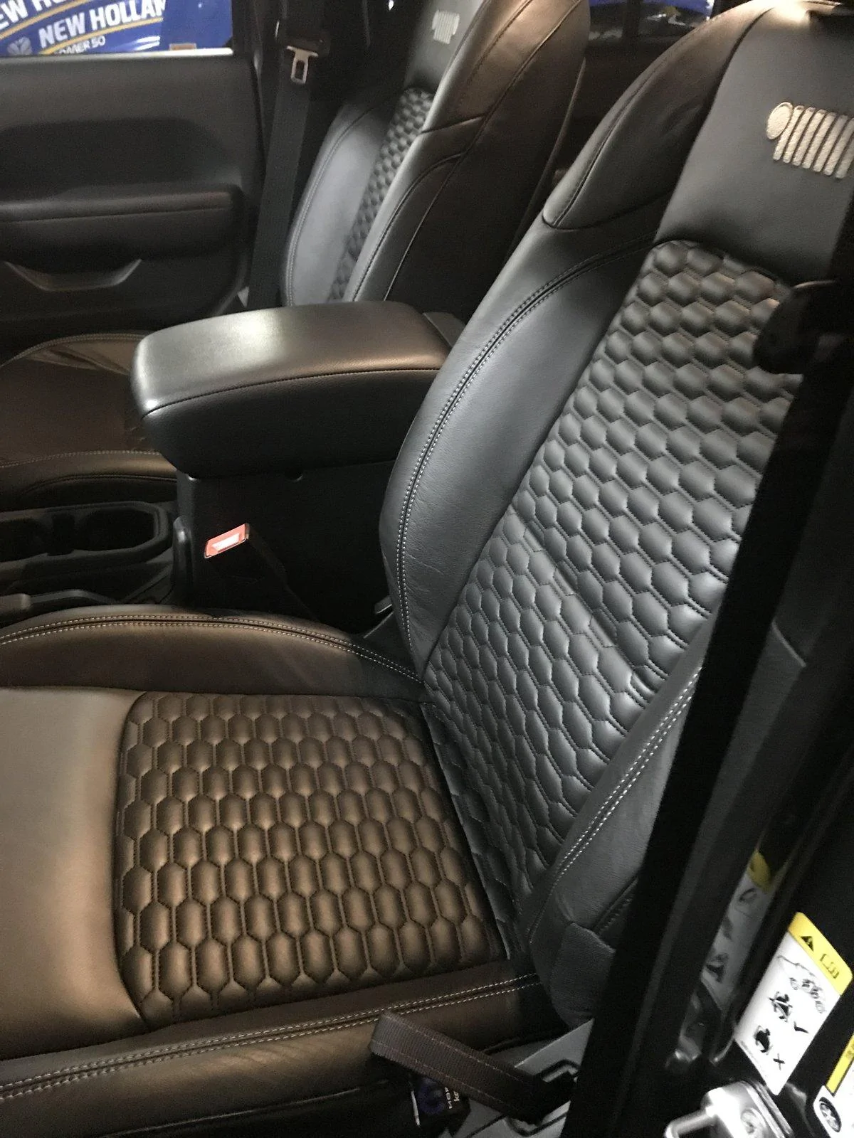Jeep Gladiator Any pictures of brown/black interior? cbs