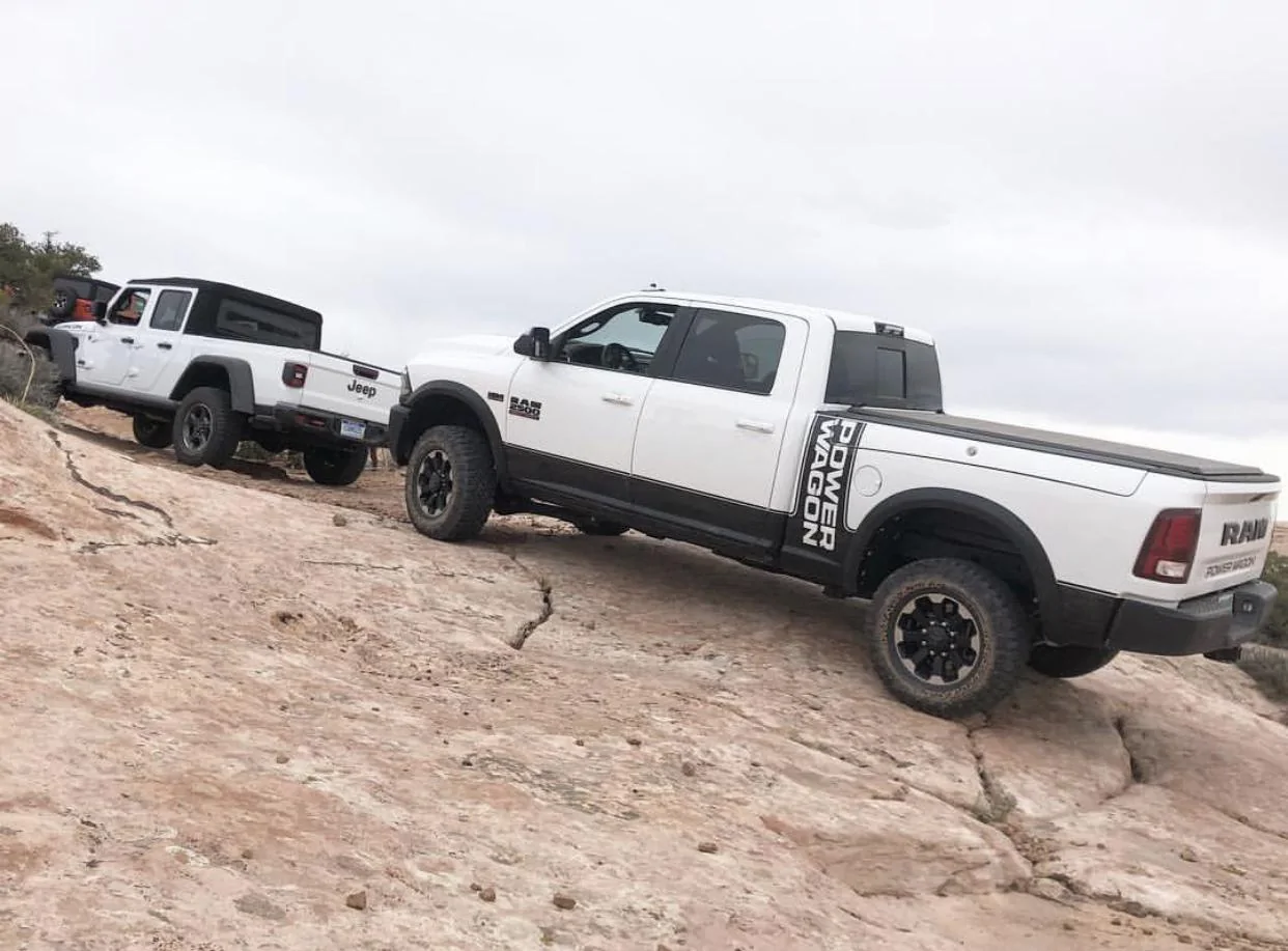 Jeep Gladiator BRIGHT WHITE Gladiator JT Club 4D549175-206D-4E8A-8809-38D6490056BF