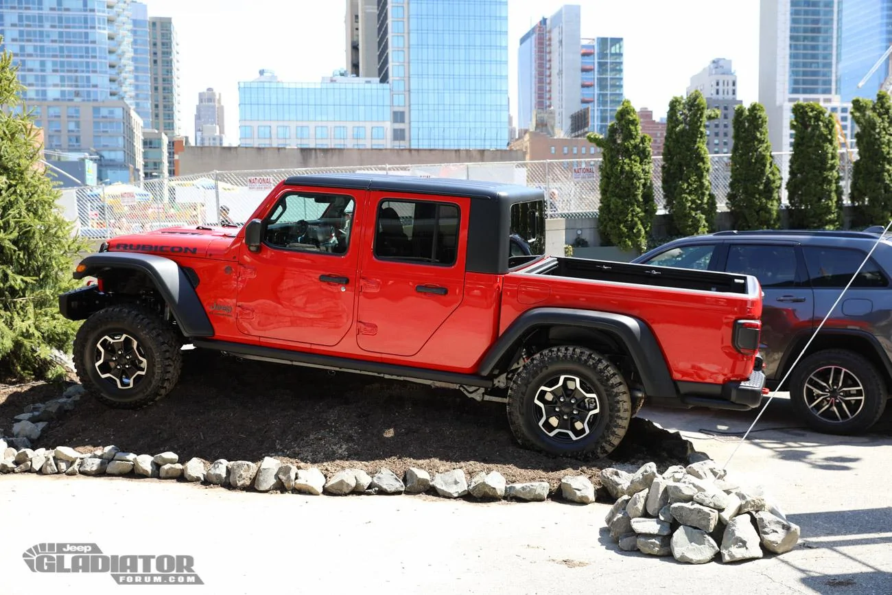 Jeep Gladiator 2019 NY Auto Show: Jeep Gladiators on Display A33A8459