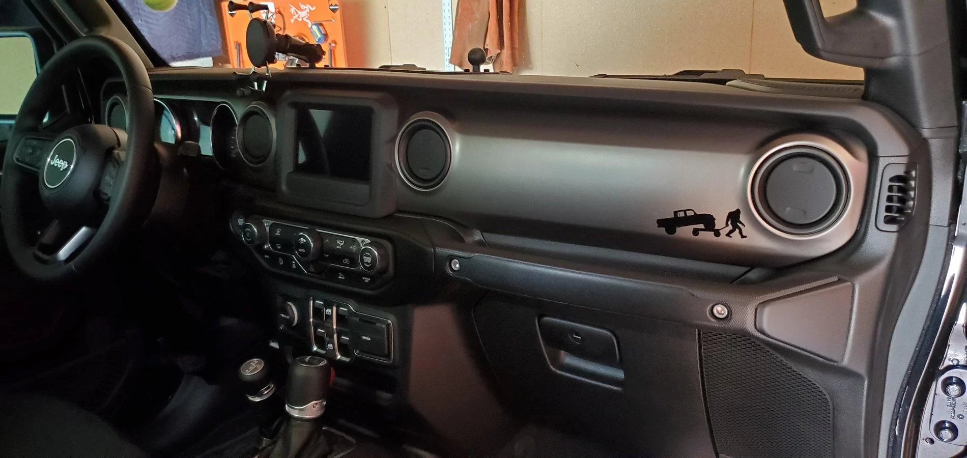 Jeep Gladiator What are people doing with the big blank dash area in front of the passenger? 20201016_154904