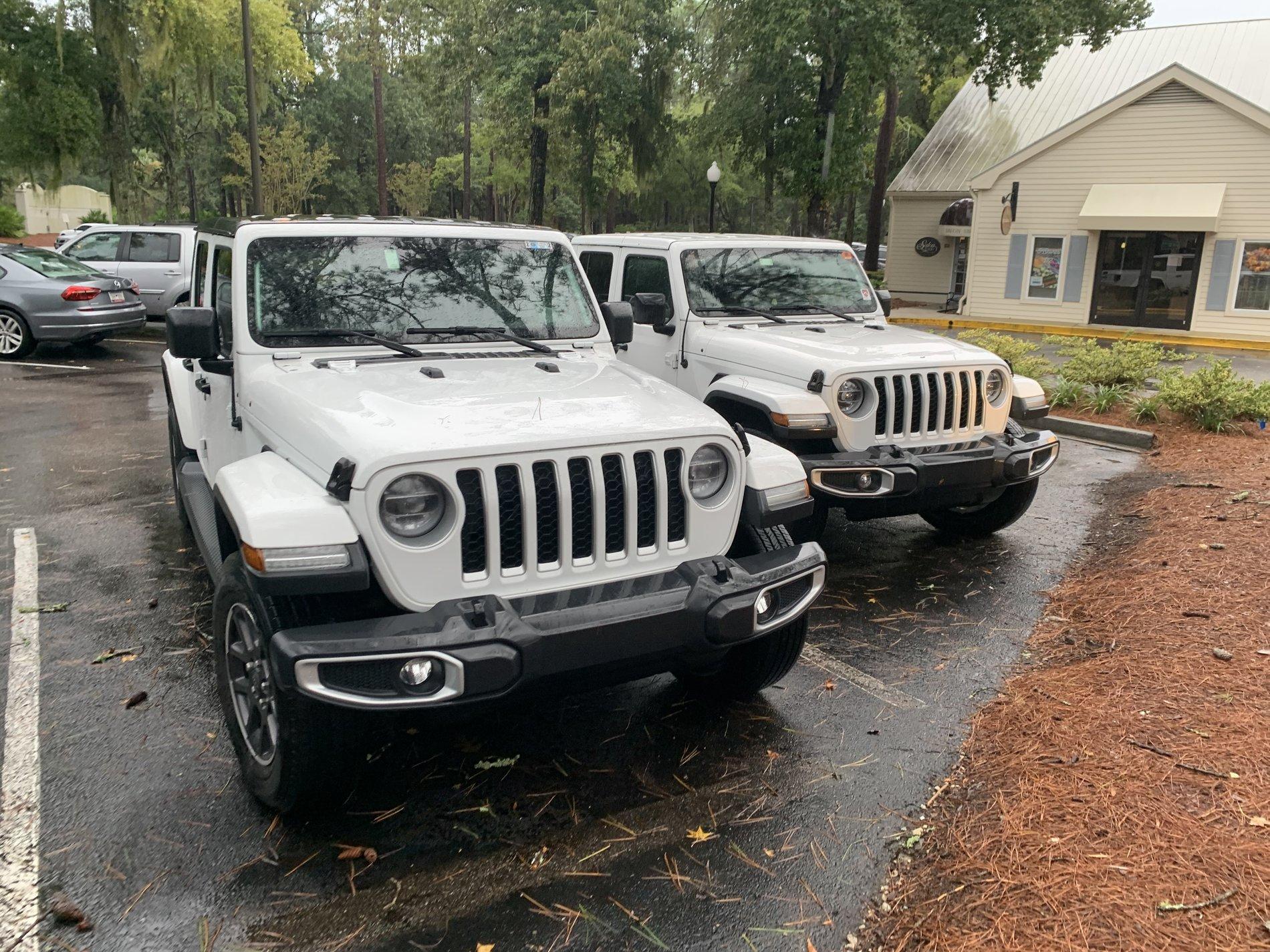 Jeep Gladiator Jeeps Parking Next To Jeeps DBEF6776-0626-43D8-9155-C1E09E124950