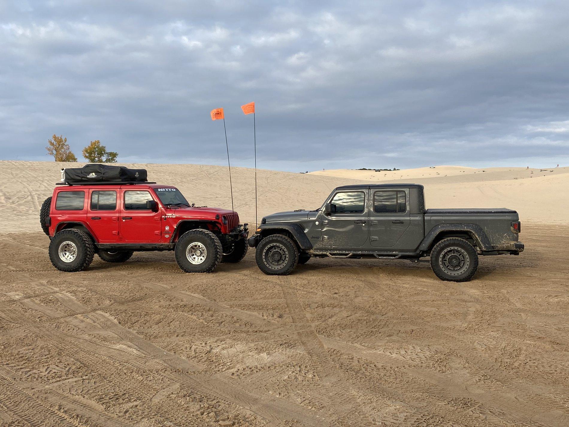 Jeep Gladiator Jeeps Parking Next To Jeeps 977EEC76-14F7-405E-B7A8-BC185FE2B418