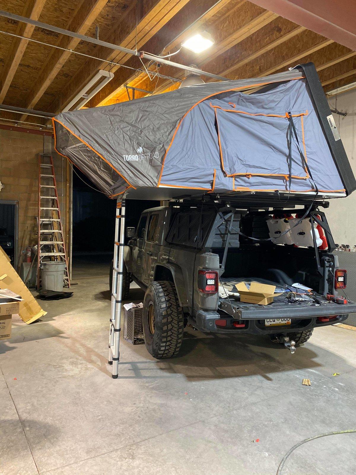 Jeep Gladiator The SkyLux and Bantam tents are hardshell, side opening RTTs. Jason Juelke 02