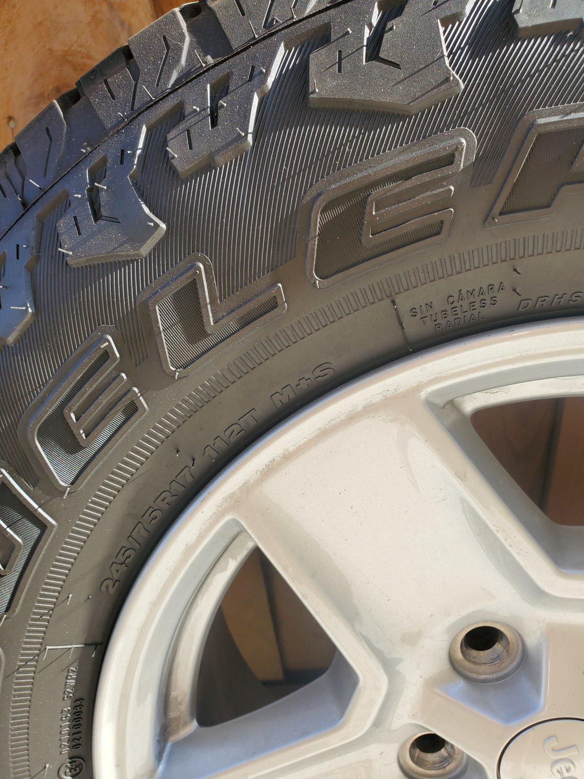 Jeep Gladiator Gladiator Sport stock tires 20201019_091524