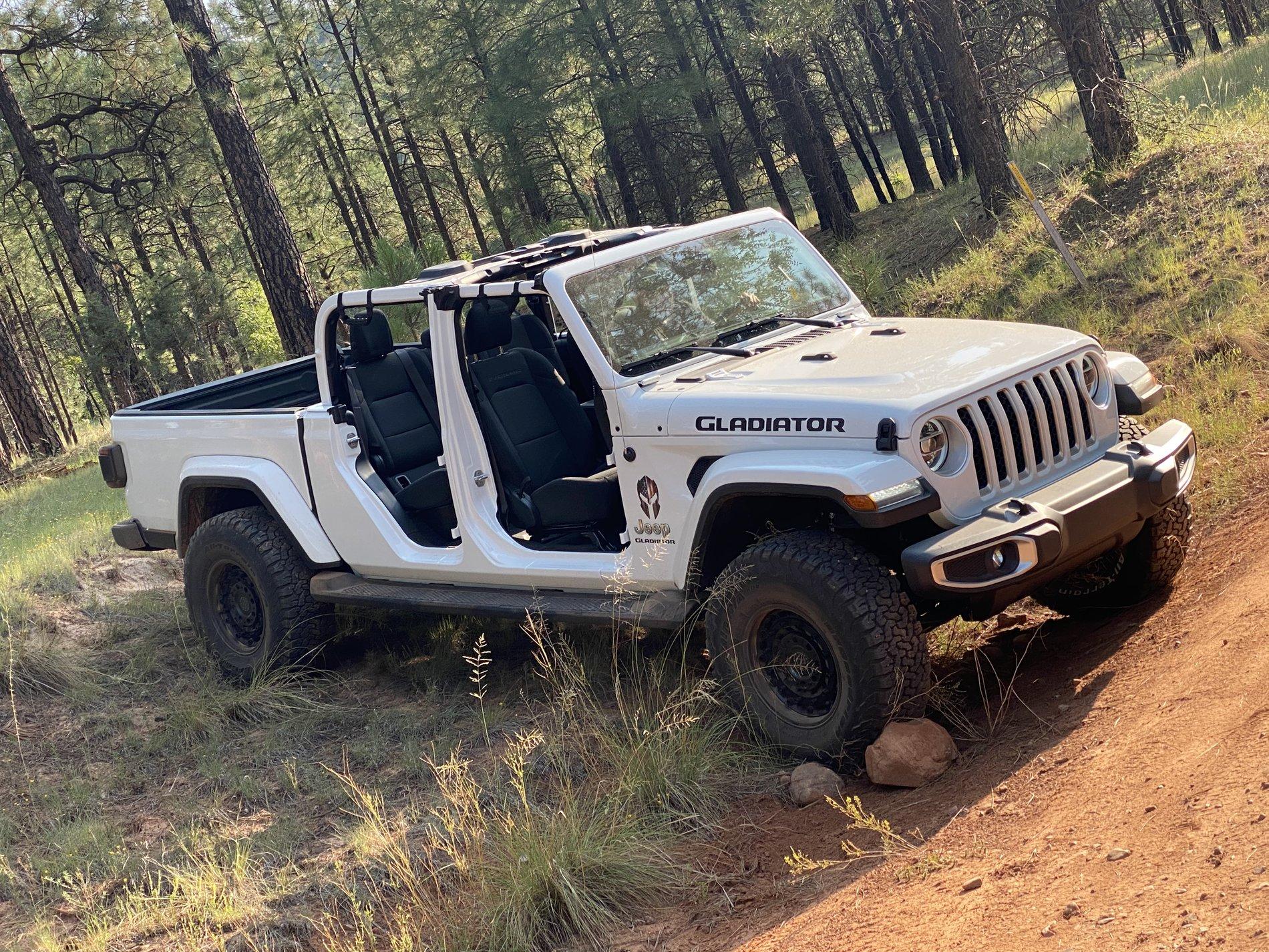 Jeep Gladiator BRIGHT WHITE Gladiator JT Club F54C9332-E977-491E-8A62-E27340E72788