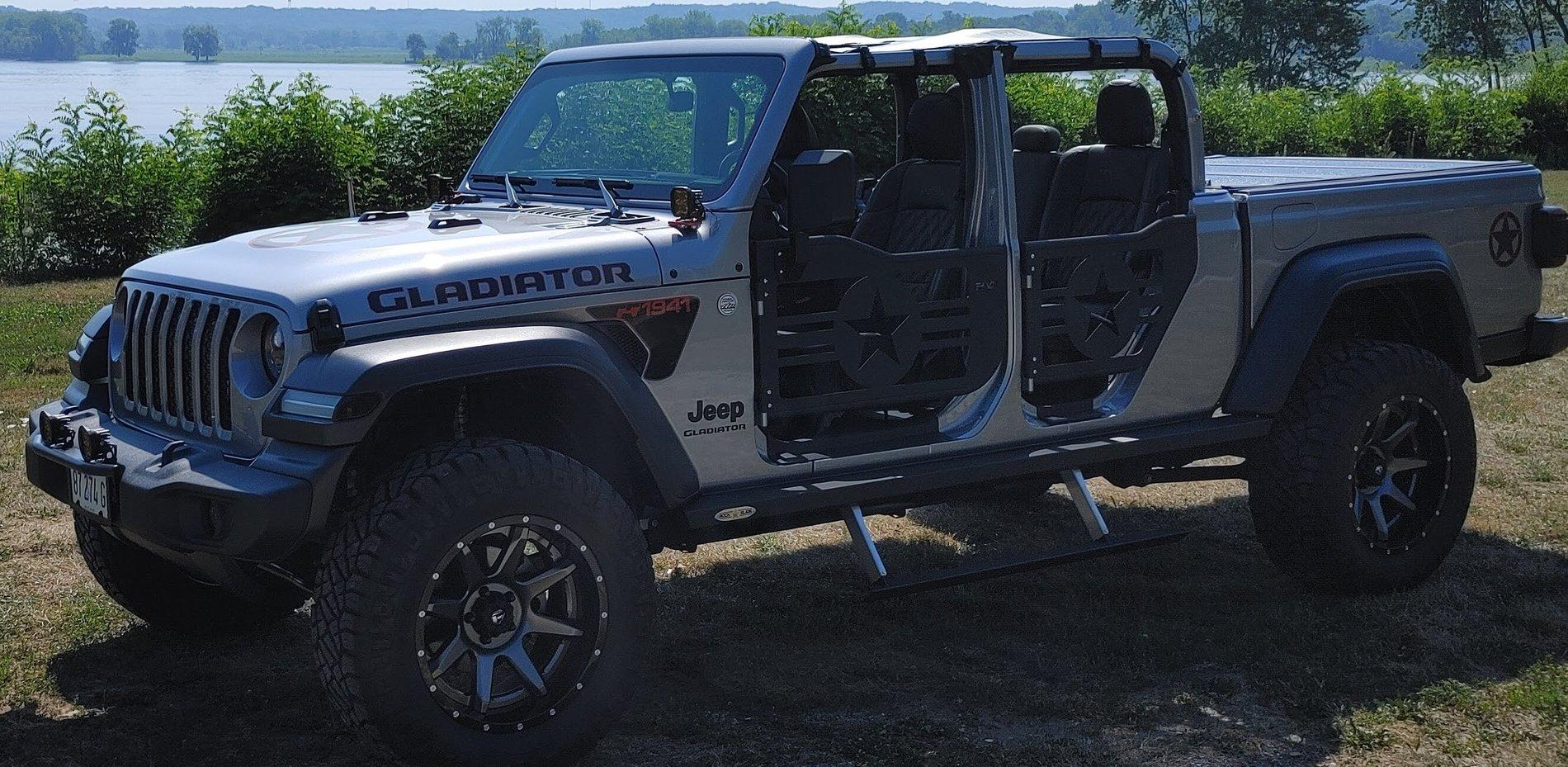 Jeep Gladiator AMP XL vs Rockslide Engineering 0704201000~2