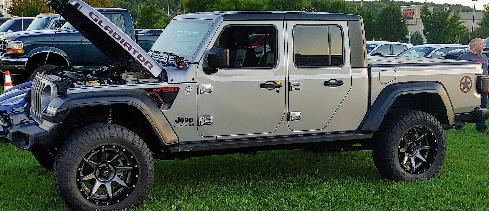 Jeep Gladiator AMP XL vs Rockslide Engineering 0918201853_HDR~2