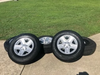 Jeep Gladiator JT Sport Stock wheels/tires $400 7891491C-D34E-4E12-8EE8-B5CB728179AD
