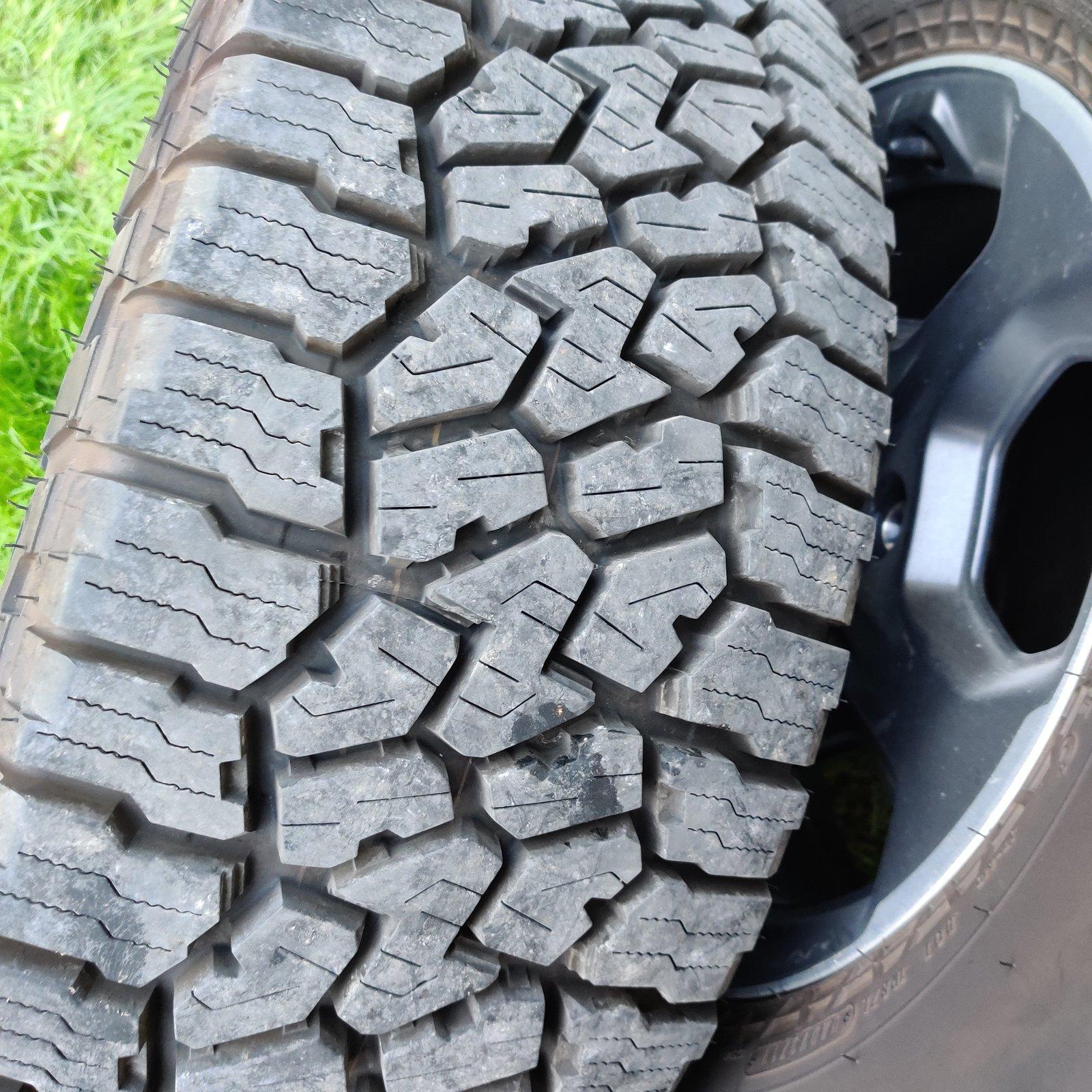 Jeep Gladiator Set of 4 Rubicon takeoffs with lugs and TPMS. IMG_20201021_182432