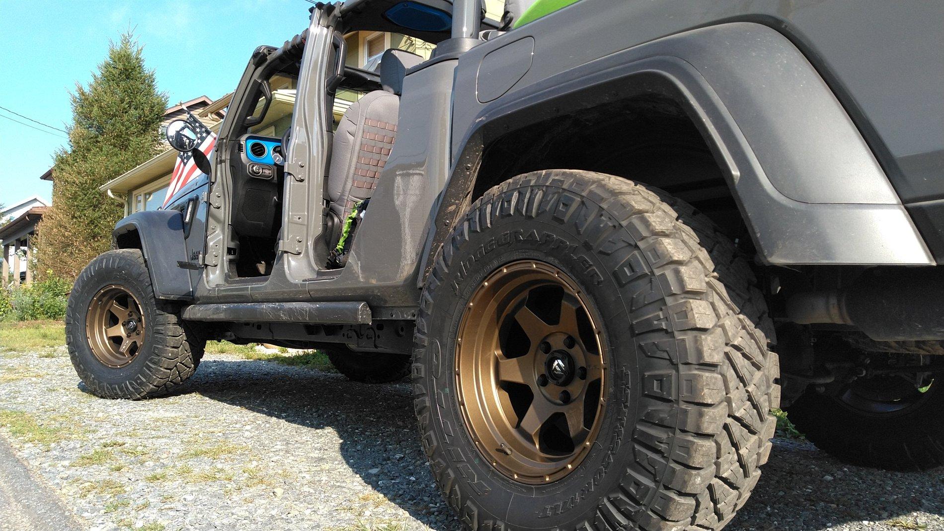 Jeep Gladiator Lets see those 17" RIMS ! KIMG1701.JPG