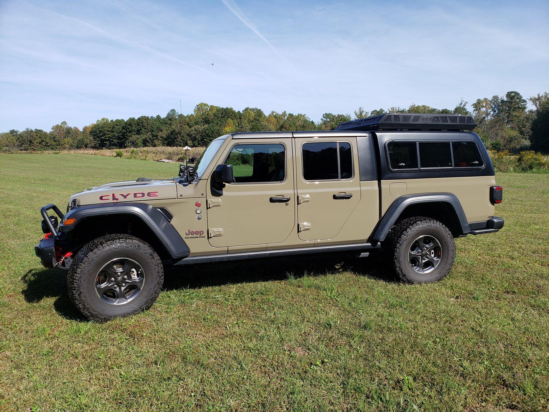 Jeep Gladiator Clyde gets organized with A.R.E. topper and Decked system 20201019_112619-