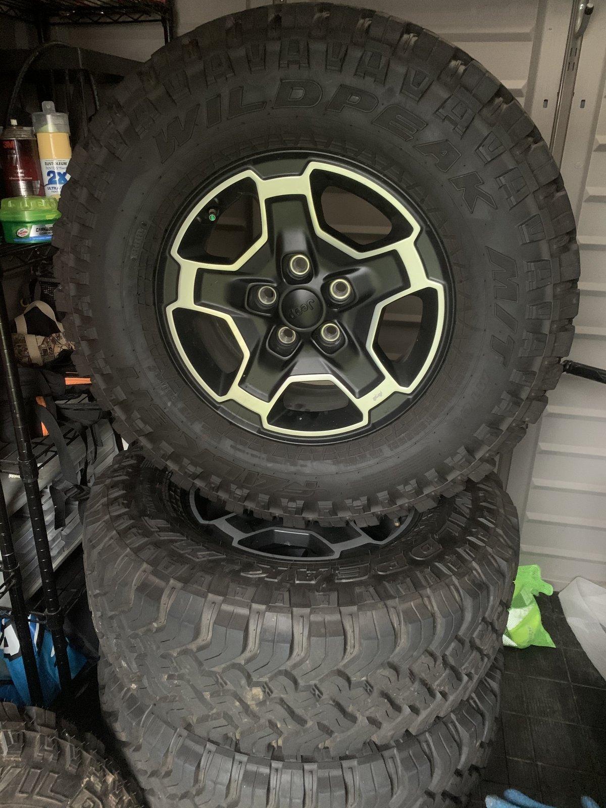 Jeep Gladiator MOJAVE factory tires and rims MUD TERRAINS TPMS sensors included $850 43131002-5AD0-4272-B38D-EF9420F31313