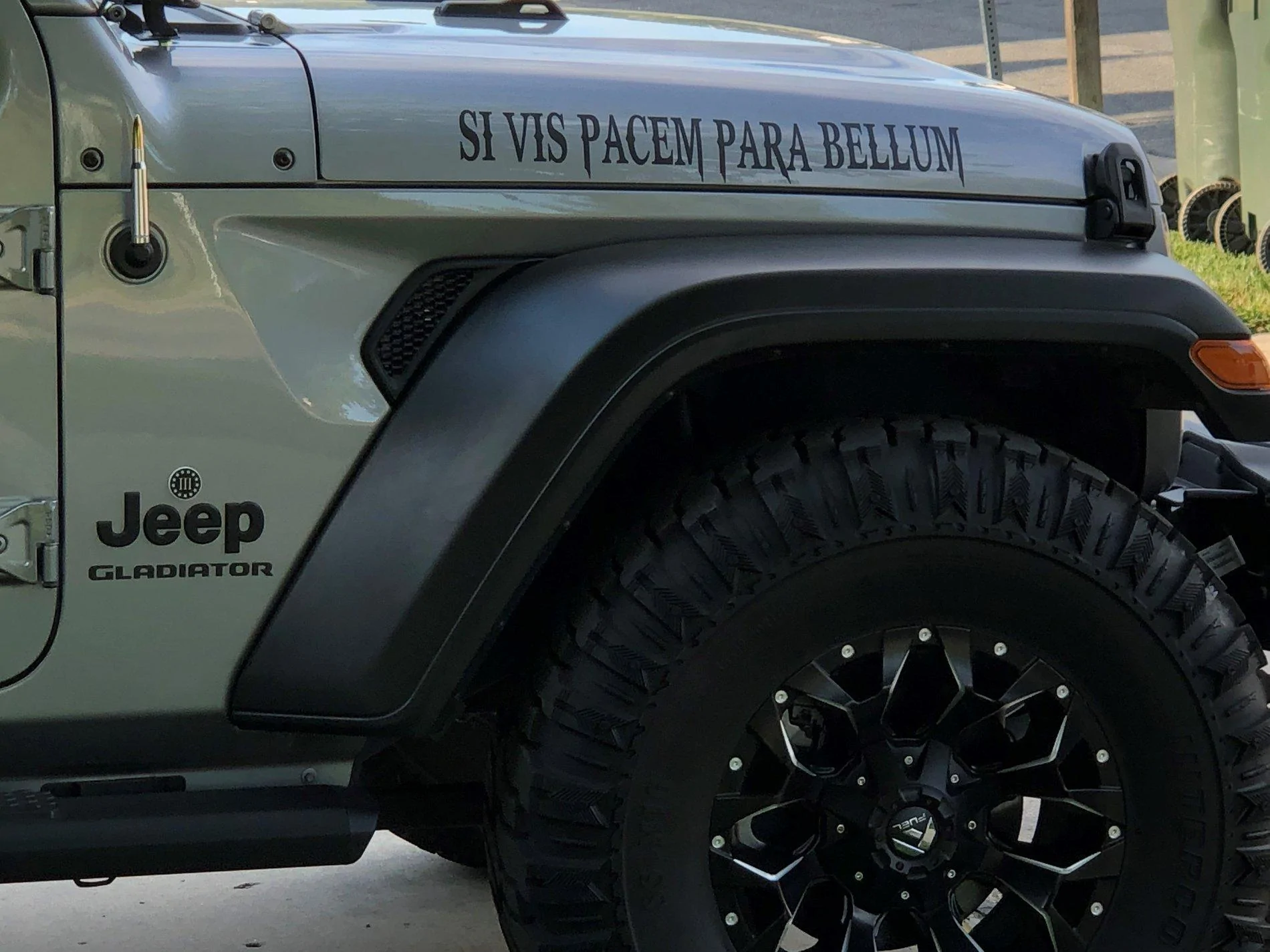 Jeep Gladiator Lets see those 17" RIMS ! passenger front