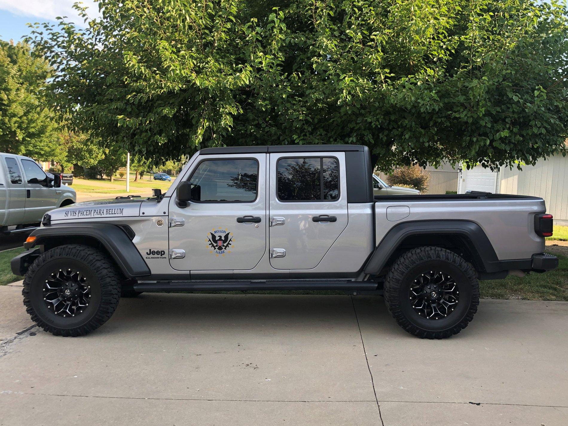 Jeep Gladiator Lets see those 17" RIMS ! Driver