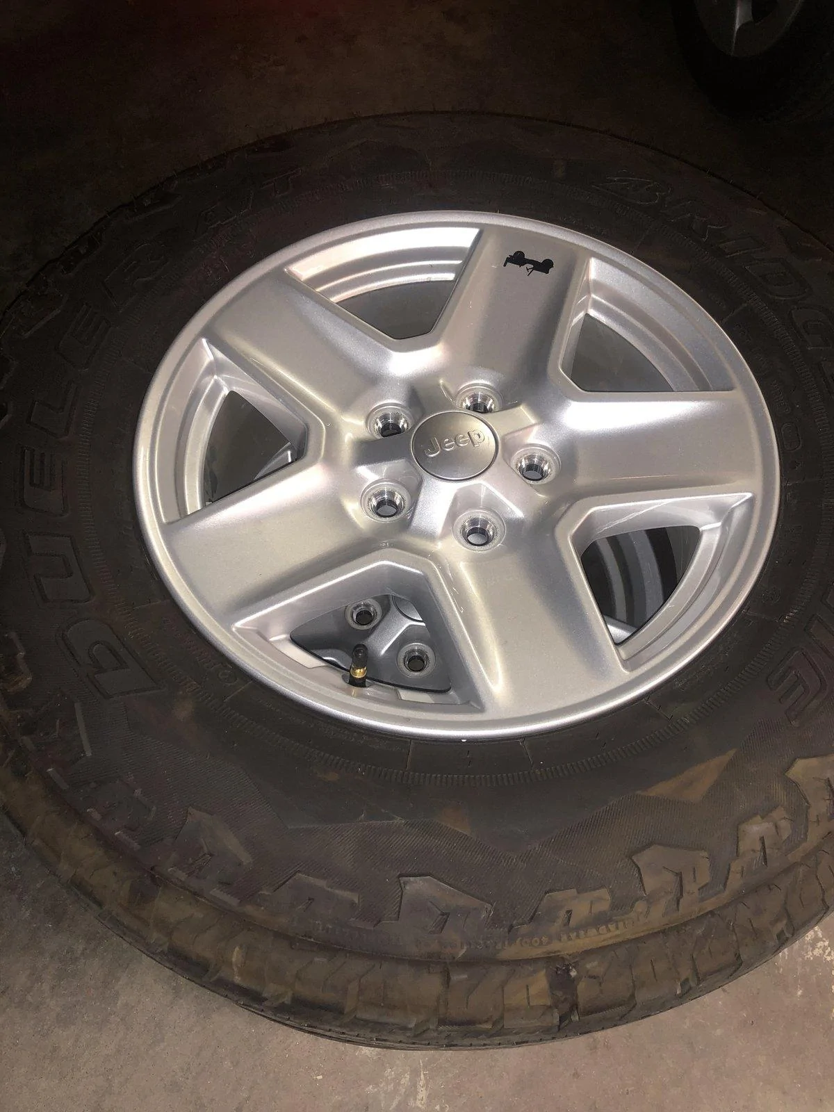 Jeep Gladiator Sport S Wheels/Tires D876C237-E4D4-4FBD-A3D5-C0CF669270AB