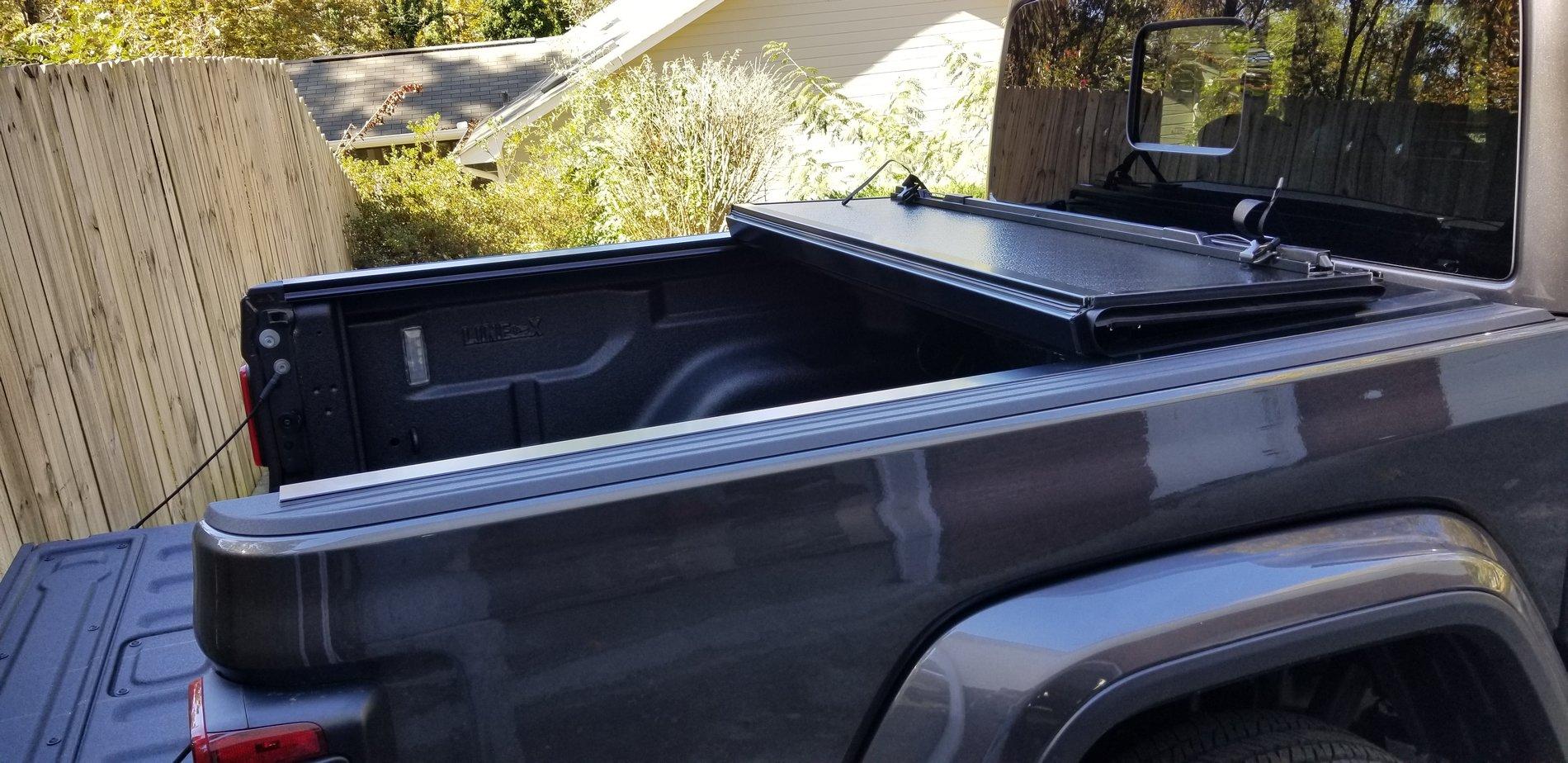 Jeep Gladiator Mopar Tri-Fold Tonneau Cover 20201031_120447