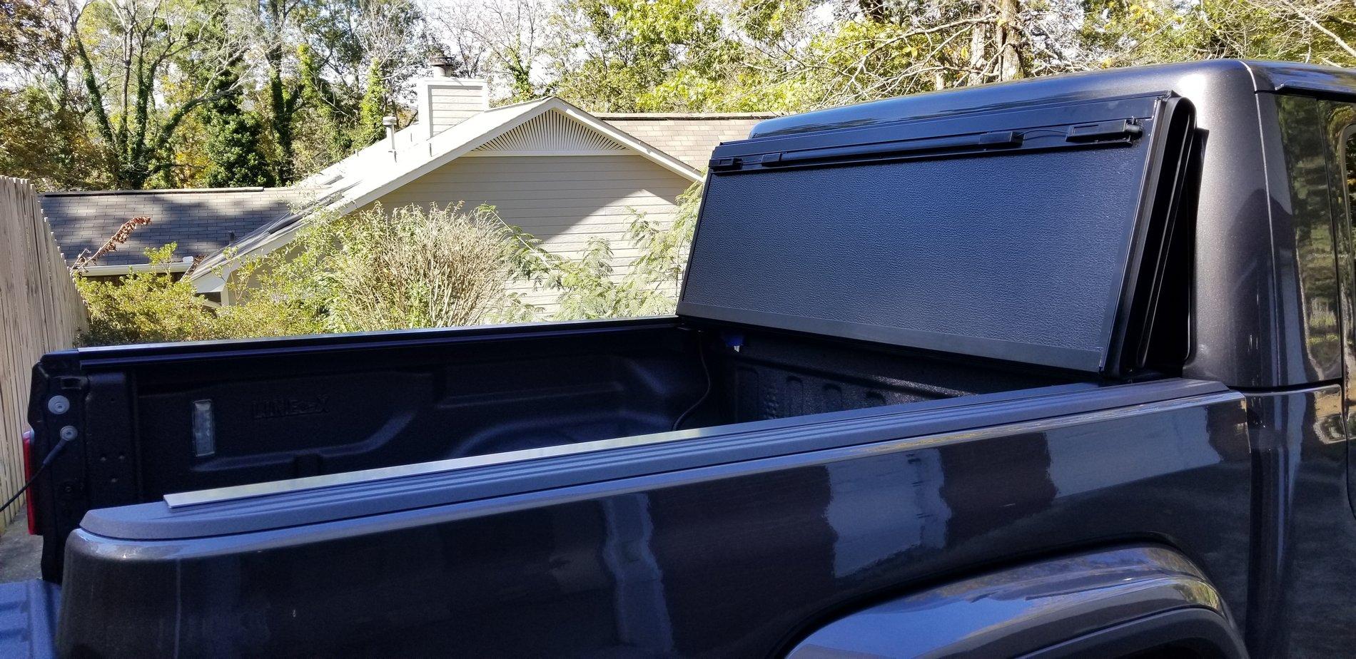 Jeep Gladiator Mopar Tri-Fold Tonneau Cover 20201031_120516