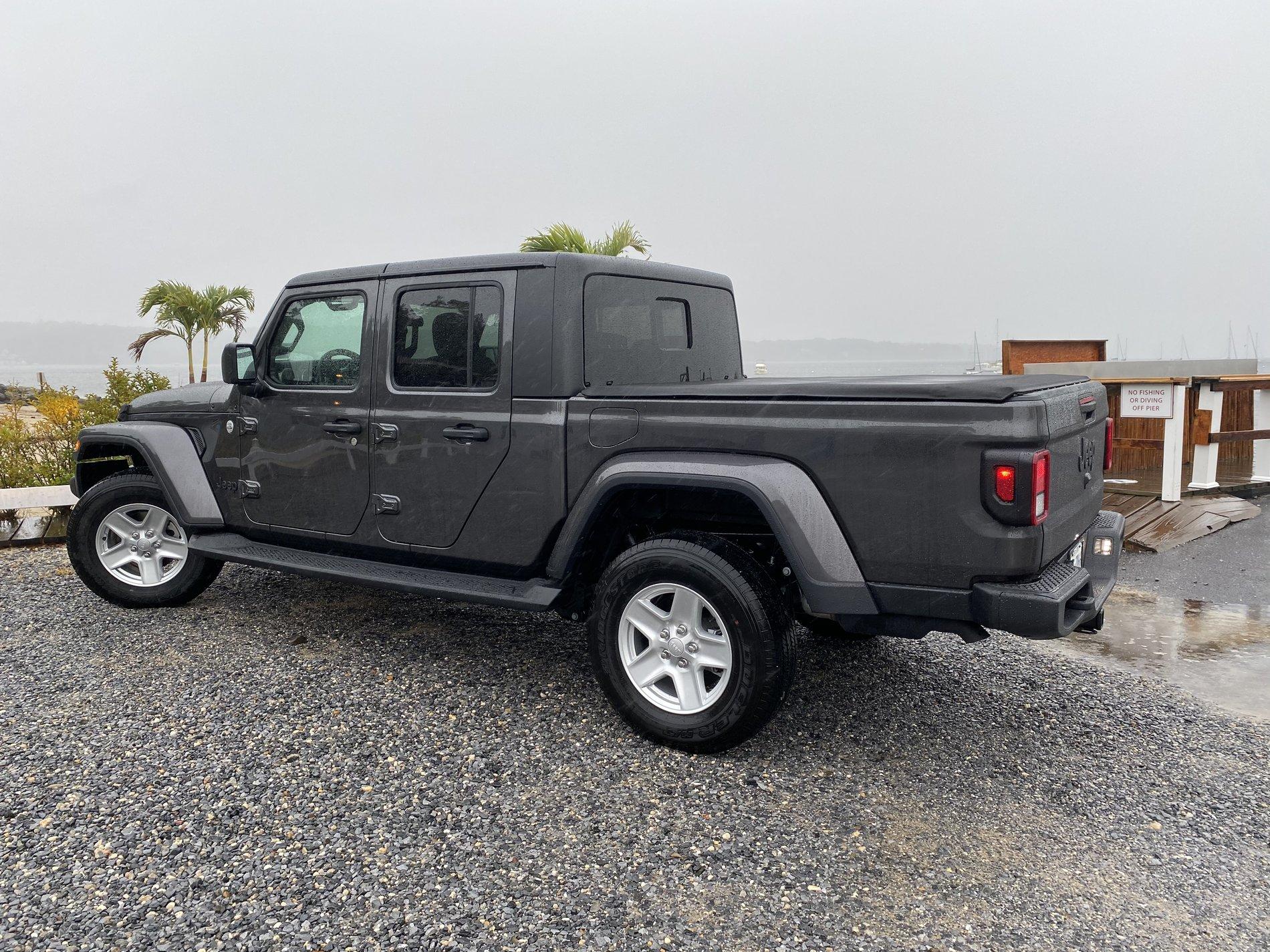 Jeep Gladiator Molded in color fenders. Sport S EB9FF329-50DF-4545-A910-15D1D5510273