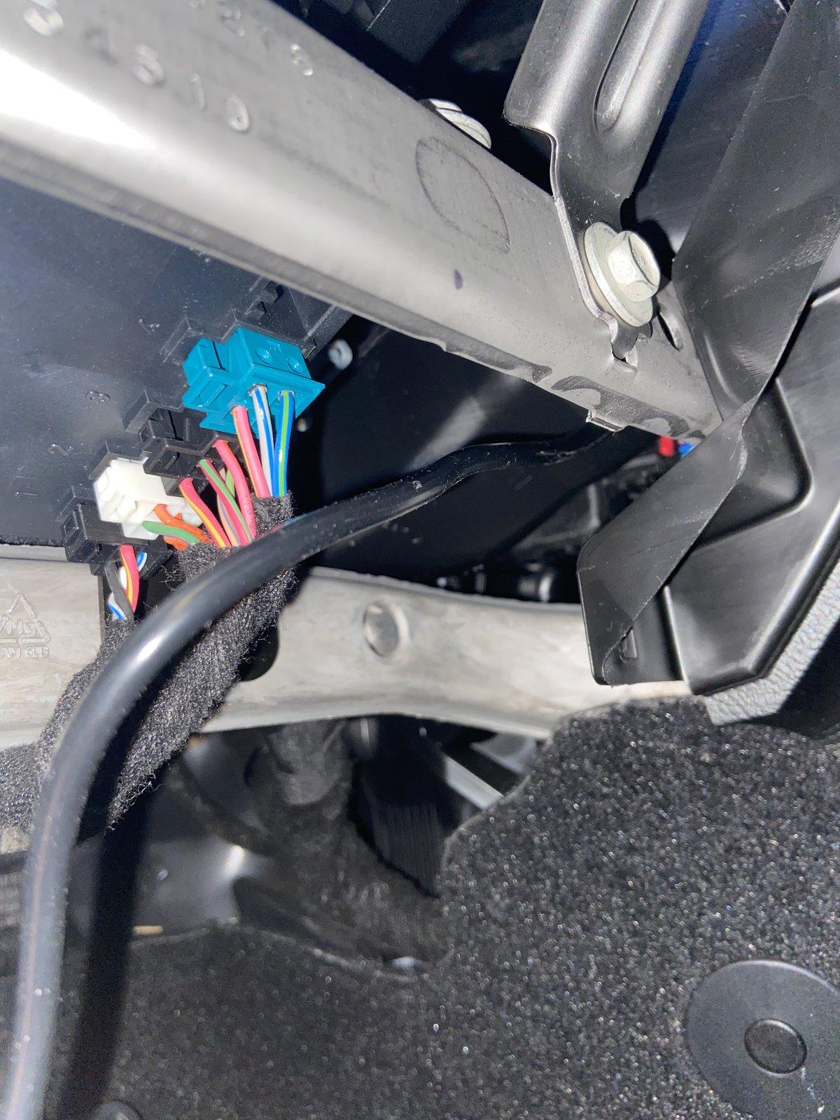 Jeep Gladiator Trailer brake controller install. 82215652 08A1E4AC-0B15-4D08-82B9-CC949A9EBE6D