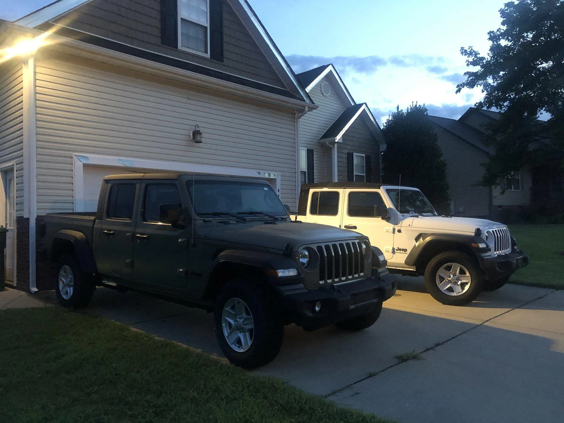 Jeep Gladiator Jeeps Parking Next To Jeeps IMG_8125