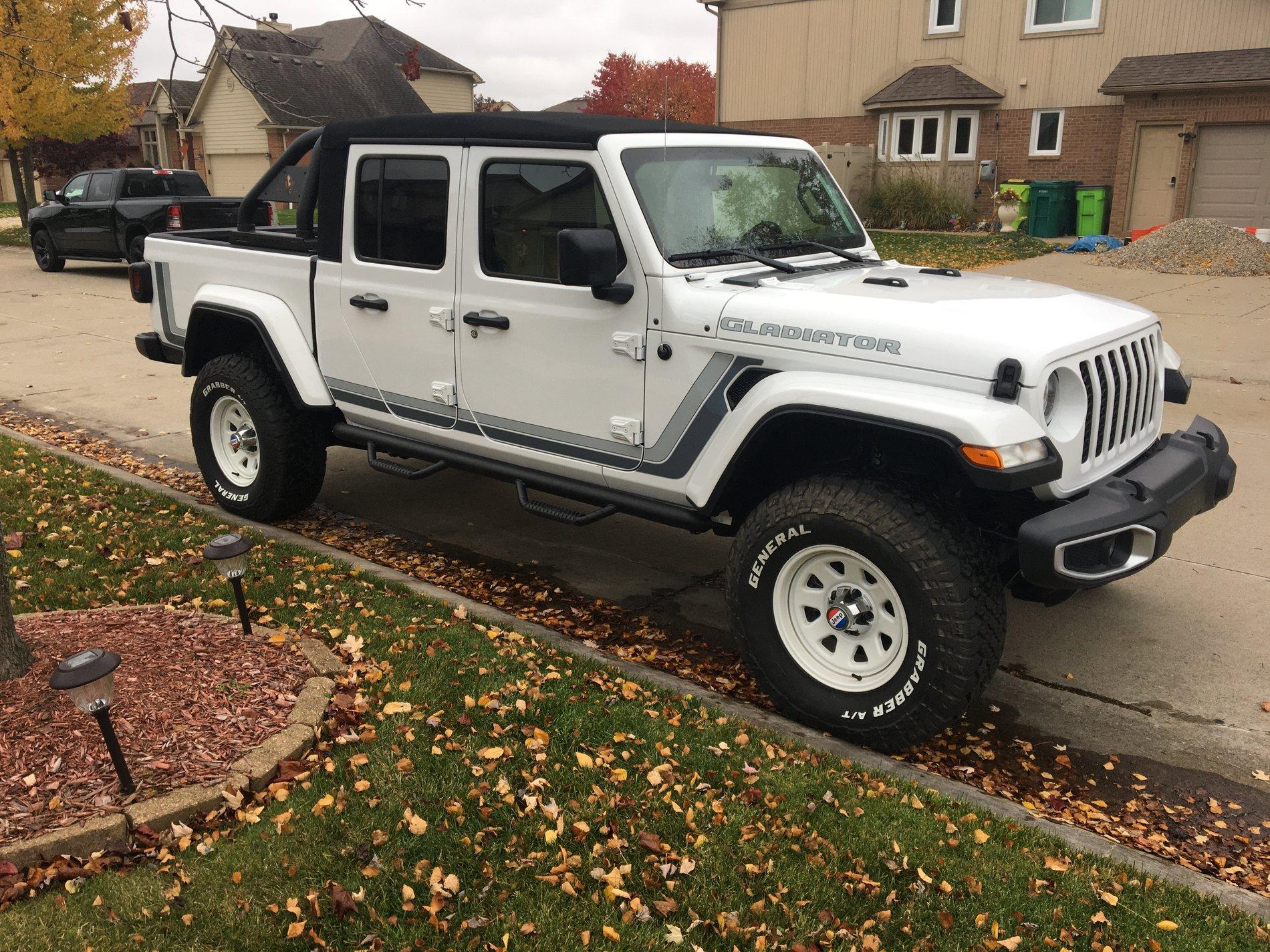 Jeep Gladiator Wife needs steps on Rubi D8FBE4CF-B2A1-4962-9211-5FF979AA6455